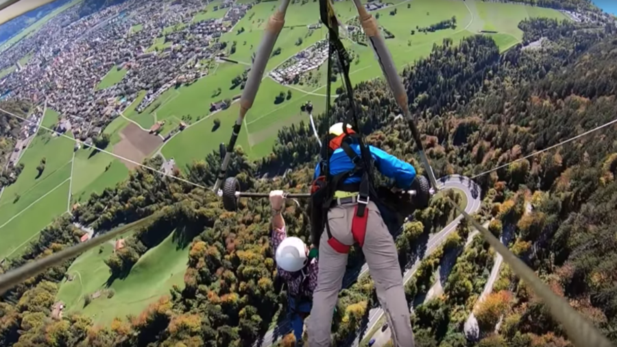 Horrifying VIDEO: Man hangs on to glider at over 1,000 meters after pilot fails to attach harness