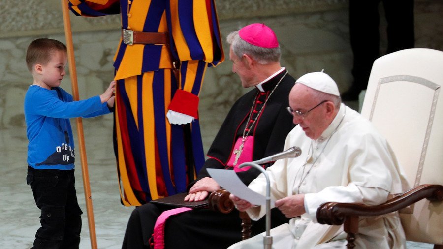 Mute boy storms stage at Pope Francis audience, steals the show by playing & annoying Swiss Guard
