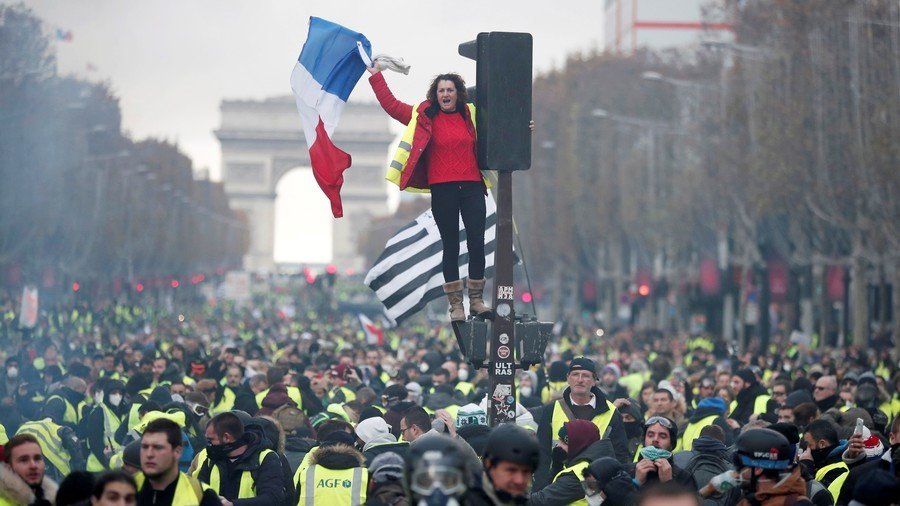 Going nationwide: 2/3 of French back anti-govt Yellow Vests protests, poll shows