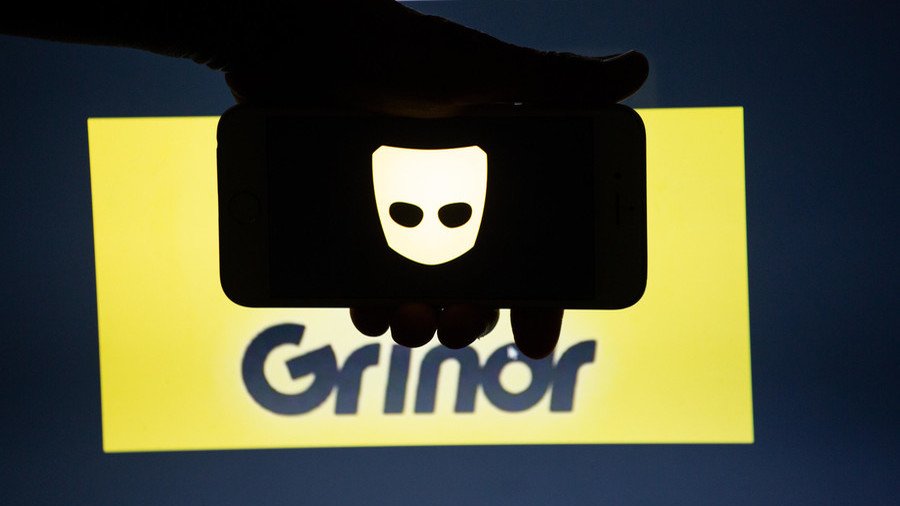 Mile High Club: Pilot uses gay dating app Grindr to hit on passenger MID-FLIGHT
