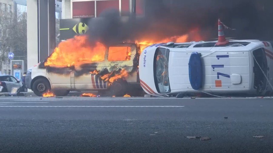 Arrests, water cannon & a burning car: Yellow Vest protests spread to Brussels (PHOTOS, VIDEOS)