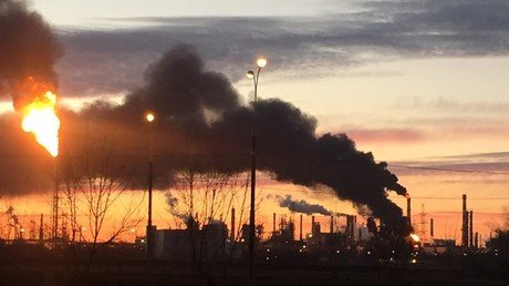 Meter-high flames & huge plumes of smoke as Moscow oil refinery catches fire (PHOTO, VIDEO)