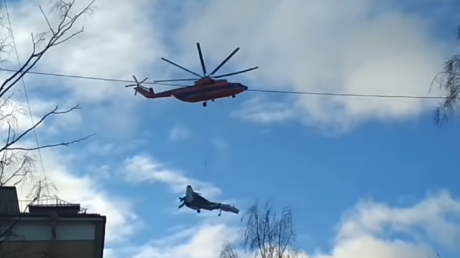 Look up in the sky! It's a bird… It’s a helicopter, carrying a military jet (VIDEO)