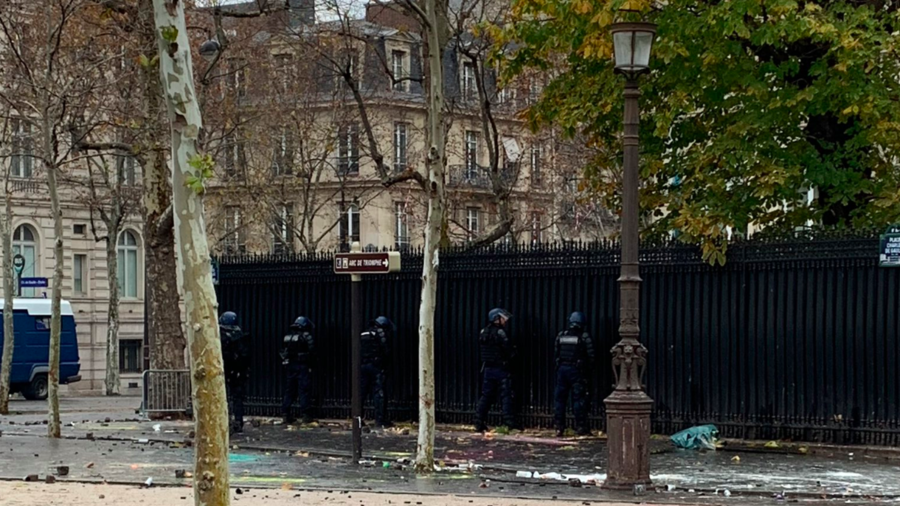 Mon dieu! French police pee on street near Qatari embassy (PHOTO)