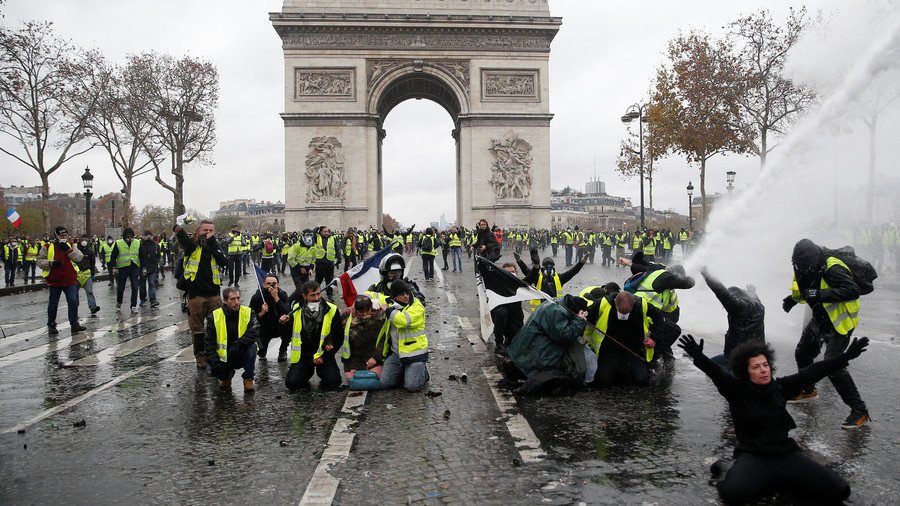 French police crack down on Yellow Vest protesters in bloody clashes (PHOTOS, VIDEOS)