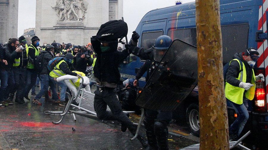 RT reporter Peter Oliver injured by rubber bullet while covering Yellow Vest protests in Paris