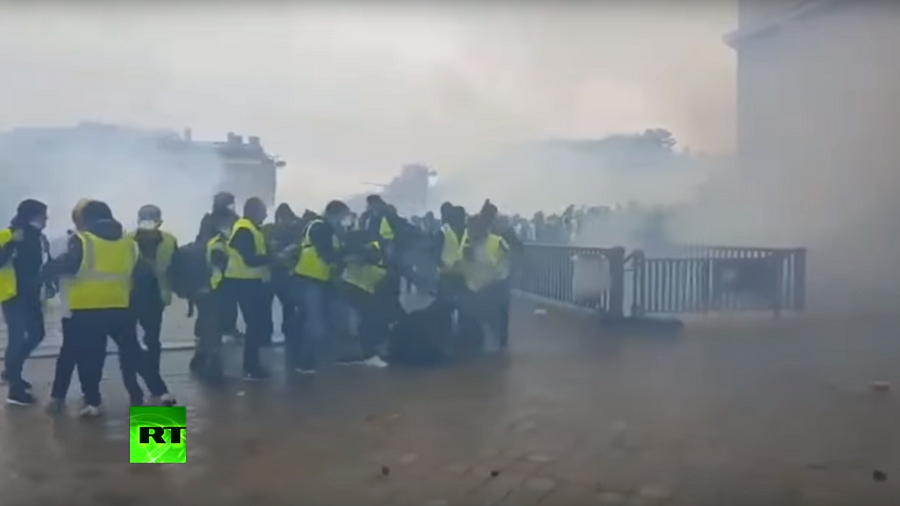 Angry mob attacks police officer during Yellow Vest protests in Paris (VIDEO)