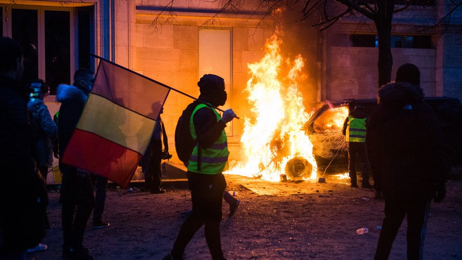 France mulls state of emergency after 3rd weekend of Yellow Vest protest mayhem