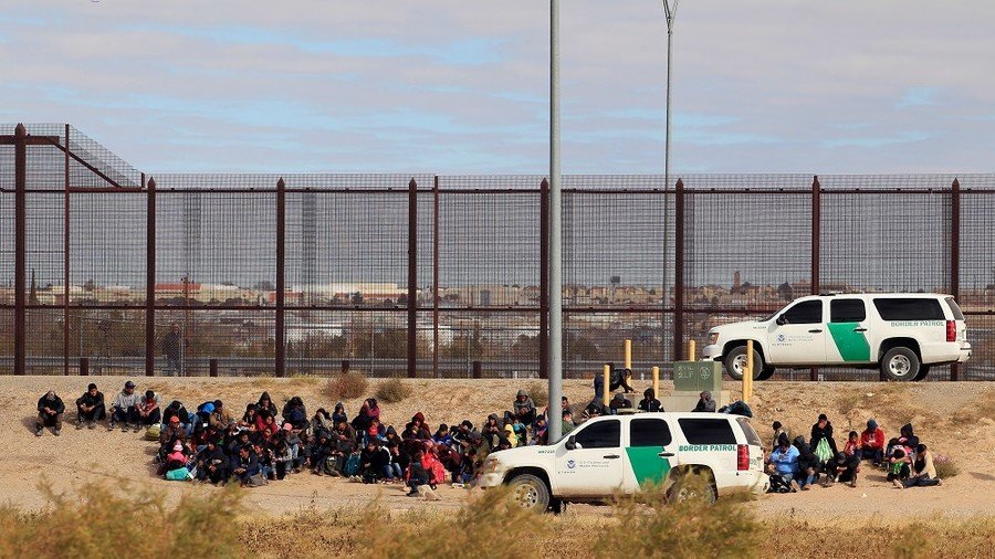 400+ caravan migrants detained after crossing border fence in Texas