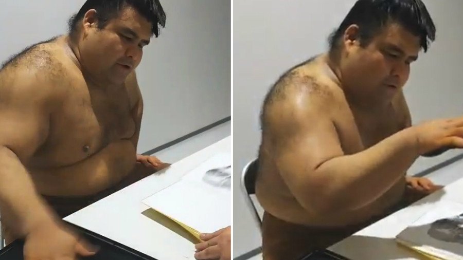 Larger than life: Sumo wrestler ‘signs’ autographs with palm print (VIDEO)