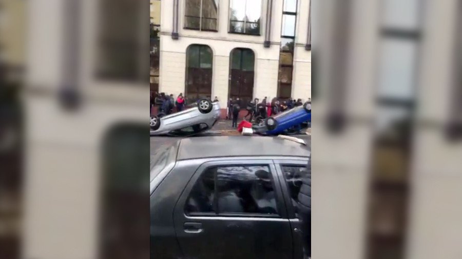 WATCH French students gripped by Yellow Vest protest spirit OVERTURN cars in Orleans
