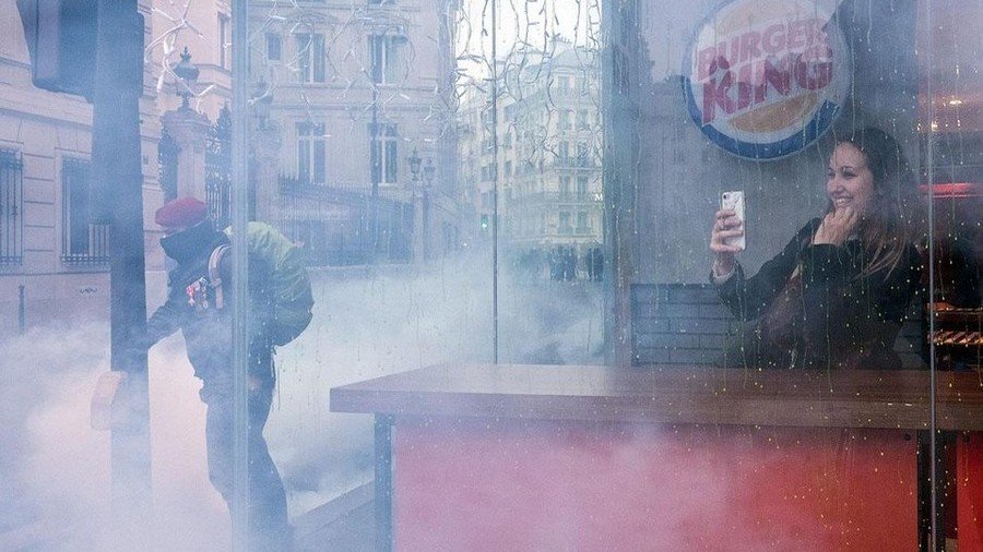 Selfie while Paris burns? Woman’s Burger King snap ‘captures spirit of the era’