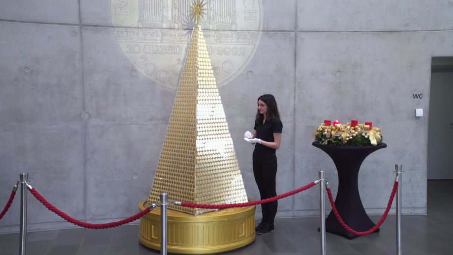 Europe’s glitziest 'Christmas tree' made of pure gold unveiled (PHOTO, VIDEO)