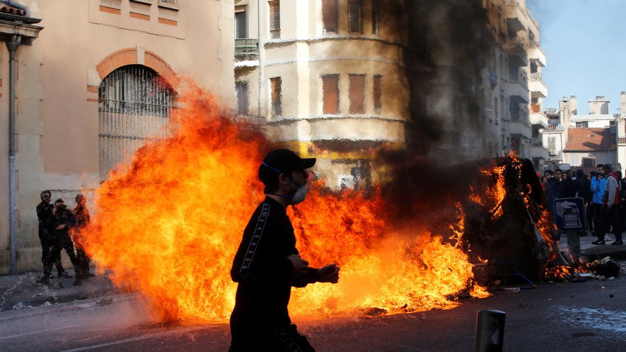 High school, high tensions: French students protest education reform with Molotov cocktails (VIDEOS)