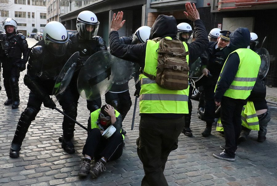 French police crack down on Yellow Vest protesters in bloody clashes ...