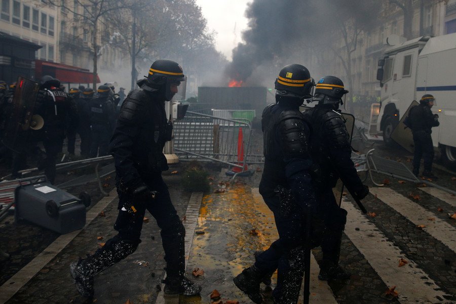 French police crack down on Yellow Vest protesters in bloody clashes ...