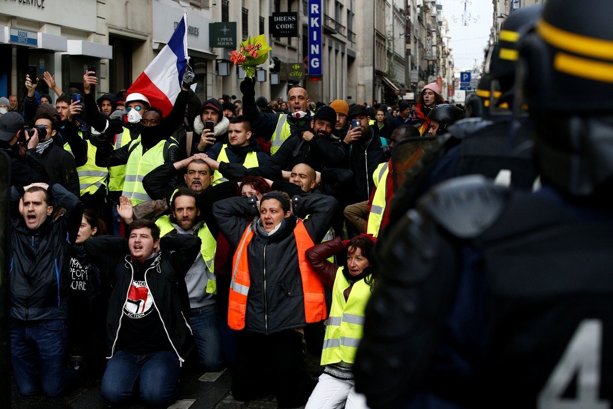 Kneeling protester: A new symbol of the Yellow Vests? (PHOTOS) — RT ...