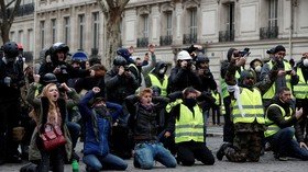 Kneeling protester: A new symbol of the Yellow Vests? (PHOTOS)