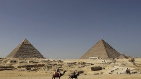 Porno pyramid posers: Egypt investigates nude couple PHOTO from iconic site (EXPLICIT)