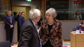 Read their lips: VIDEO of Theresa May’s ‘robust’ talk with Jean-Claude Juncker raises eyebrows