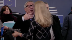 Playful politics: Juncker messes up woman’s hair & dramatically throws papers at EU summit (VIDEO)