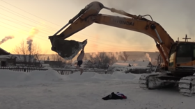 Siberian carousel: Man in underwear holds on tight as excavator spins him around in -37°C (VIDEO)
