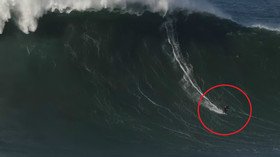 Russian daredevil surfer tackles gigantic wave in Portugal, challenges world record (VIDEO)