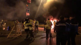 French spirit in motion: Yellow Vests waltz to Edith Piaf as police close down camp (VIDEO)