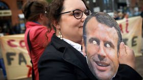 French town opens probe after Yellow Vests BEHEAD Macron effigy & put ‘head’ on stake (PHOTOS)