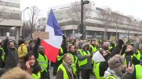 ‘Journalists come down’: Yellow Vests chant ‘fake news’ outside French TV station (VIDEOS)