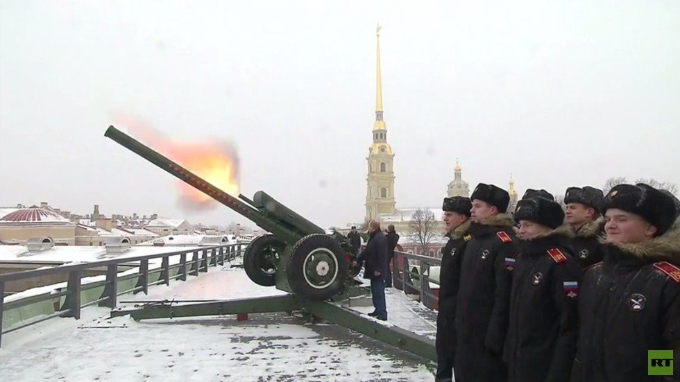 ‘You Can’t Miss With This’: Putin Fires HOWITZER In St. Petersburg ...