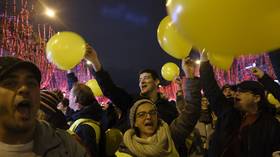 Holiday detente: Yellow Vests hug police officers on New Year’s Eve in Paris (VIDEO)