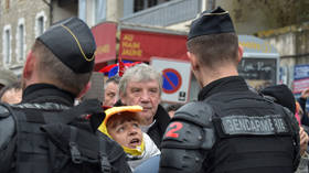 Protesters clash with French police in Souillac before Macron visit (VIDEOS)