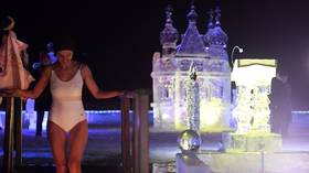 Bikini-clad girls, celebs & politicians: WATCH Russians descend into frigid water on Epiphany