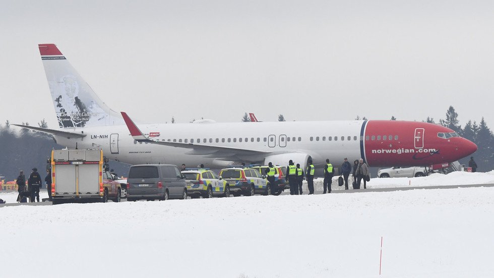 Bomb threat forces Norwegian passenger plane to make emergency landing