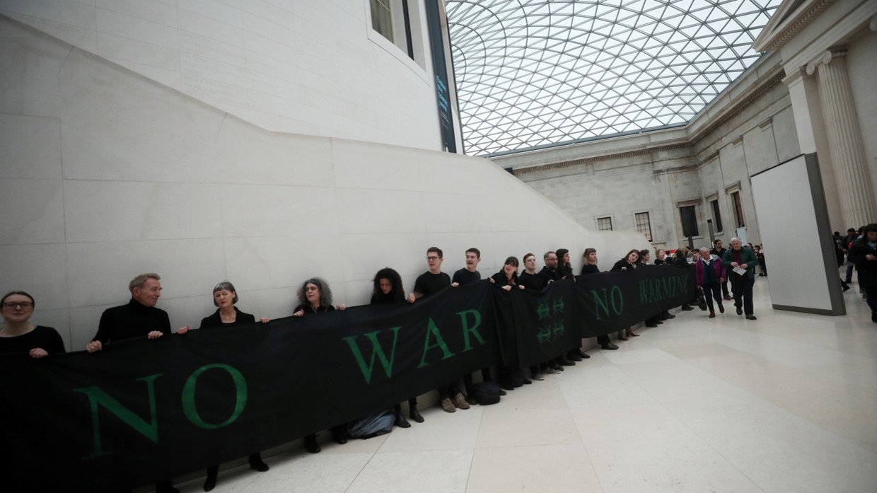 Demonstrators hold a banner during a protest over BP and Iraq at the British Museum in London. February 16, 2019. © Reuters / Hannah McKay