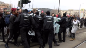 German police drag anti-coal activists during standoff outside Economy Ministry in Berlin (VIDEO)