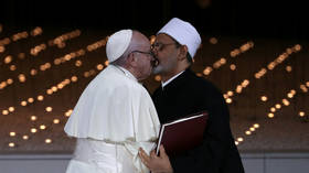 No lips locked! Pope & Imam’s ‘kiss for peace’ more innocent than it seems