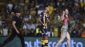 Near-naked female streaker protesting violence in football halts Argentine match (PHOTOS)