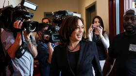 Fashion collusion: CNN journalist picks jacket for Dem candidate Harris & sparks ethics debate