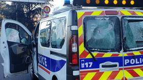 French policewoman left sobbing after Yellow Vests smash patrol van’s windows (PHOTO, VIDEO)