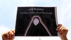 Man pepper sprays woman for refusing to wear hijab in Iran (VIDEO)