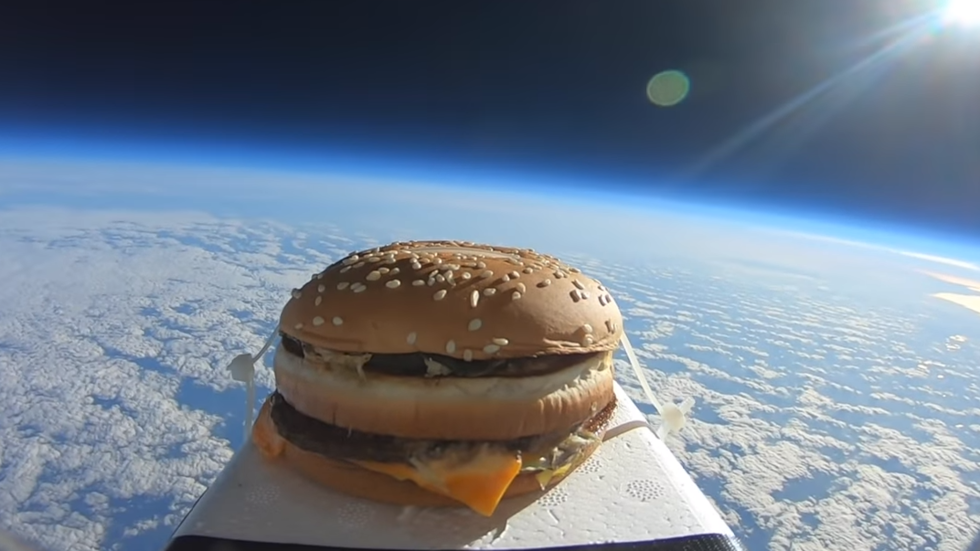 С неба падает гигантская еда название. Космический бургер. Гамбургер в космосе. НЛО бургер. Летающий гамбургер.