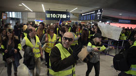 WATCH Yellow Vests reinvigorate campaign with flashmob at Paris airport