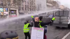 Act 17: Police soak Yellow Vest demonstrators with water cannon, fire teargas  (VIDEO)
