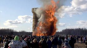 Massive replica of Bastille prison goes down in flames in Russia (VIDEO)
