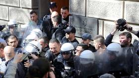 Serbian anti-govt protesters break through police cordon & block presidential palace (VIDEO)