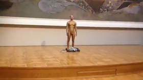 Gold-painted man in RED THONG strolls through Tretyakov Gallery during bizarre ‘performance’ (VIDEO)