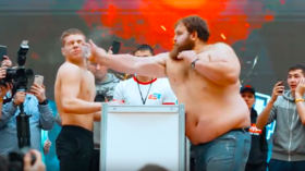 Bottle Slap Challenge! Russia's slapping champion 'Dumpling' creates own internet craze (VIDEO)