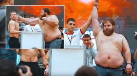 Bottle Slap Challenge! Russia's slapping champion 'Dumpling' creates own internet craze (VIDEO)